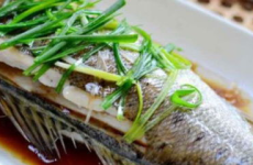 清蒸鱼的方法和步骤,原汁原味，掌握关键步骤，轻松烹饪美味佳肴