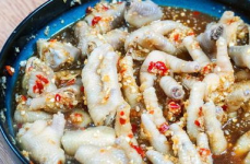 酸辣鸡爪正宗制作方法视频,酸辣爽口，回味无穷